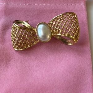 Vintage Gold Mesh Bow Brooch with Pearl Accent